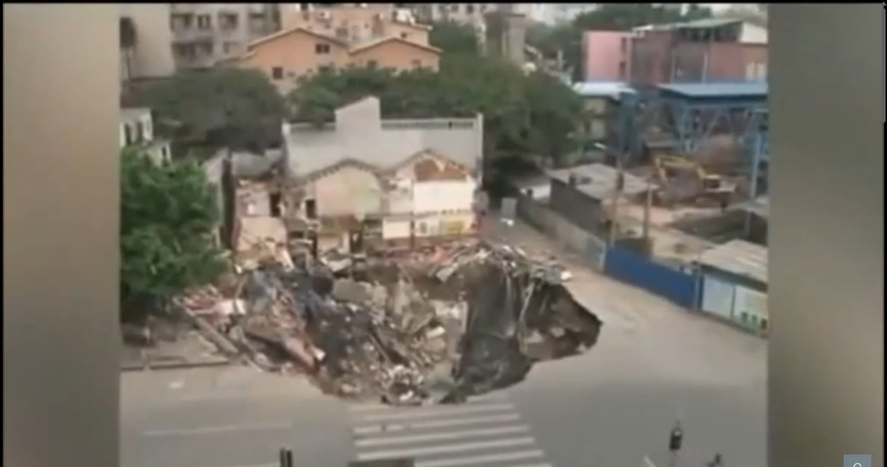 Zapadlisko w Guangzhou, Chiny, 2013 r. /Cam/zrzut ekranu /YouTube