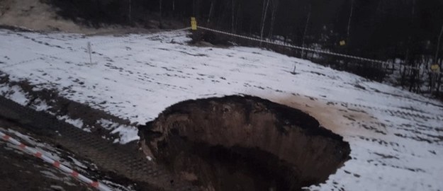 Zapadlisko w pobliżu obwodnicy Bolesławia /UG BOLESŁAW /