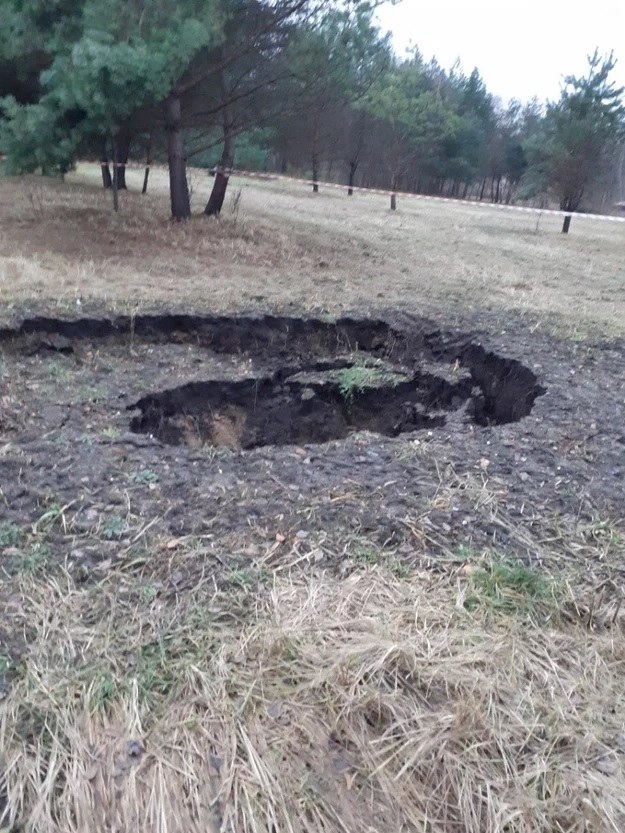 Zapadlisko w Trzebini przy ul. Jana Pawła II /Gorąca Linia RMF FM