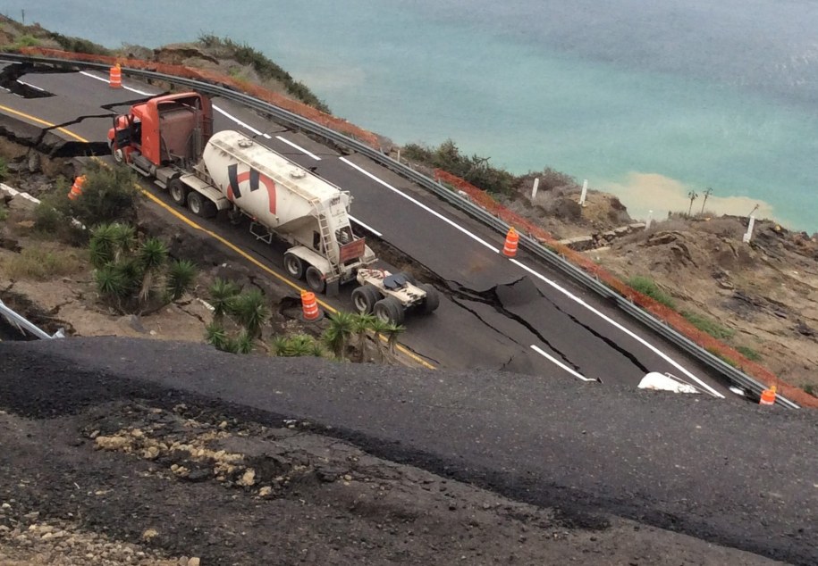 Zapadnięta autostrada /AFN / HANDOUT /PAP/EPA