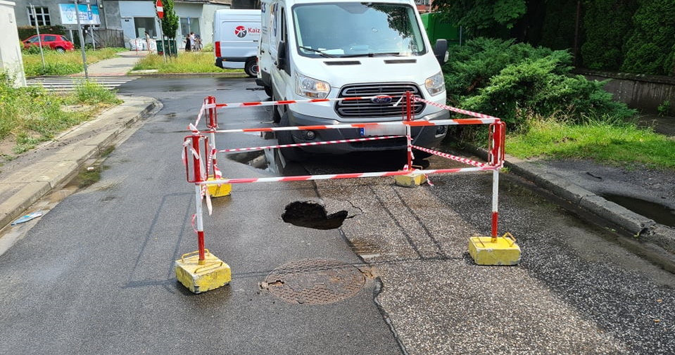 Zapadnięty asfalt na jednej z ulic Krakowa /INTERIA.PL