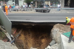 Zapadnięty fragment ulicy Targowej w pobliżu budowy II linii metra