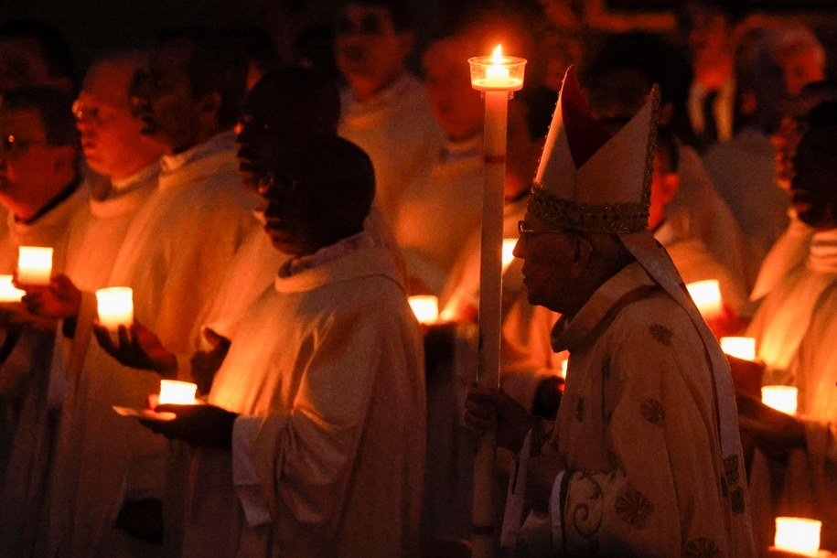 Zapalenie paschału - świecy symbolizującej zmartwychwstałego Chrystusa /EPA/FABIO FRUSTACI /PAP/EPA
