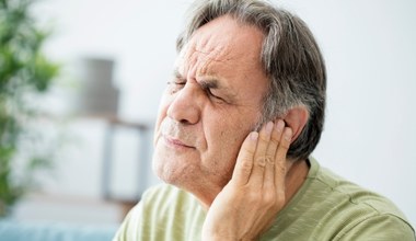 Zapalenie trąbki słuchowej może prowadzić do niedosłuchu. Pierwsze objawy są niepozorne 
