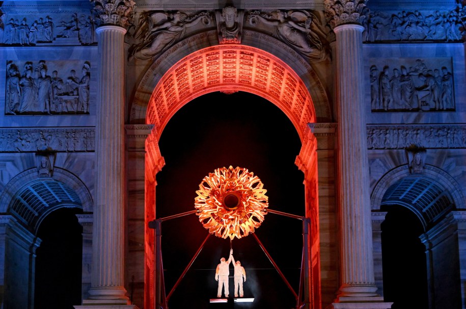 Zapalenie znicza olimpijskiego w Mediolanie /EPA/CARL SANDIN / POOL /PAP/EPA