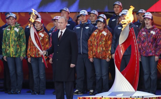 Zapalili olimpijski znicz... zapalniczką 