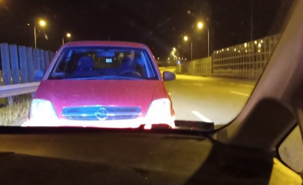 Zaparkował na pasie autostrady i zasnął. Krok od tragedii