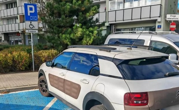 Zaparkowała na "kopercie". Za szybą karta wystawiona na zmarłą matkę