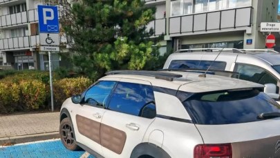 Zaparkowała na "kopercie". Za szybą karta wystawiona na zmarłą matkę