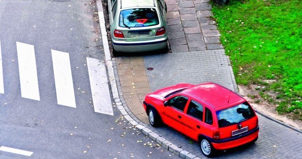 Za parkowanie w pobliżu pasów grozi mandat w wysokości od 100 do 300 zł i 1 punkt karny. /Motor