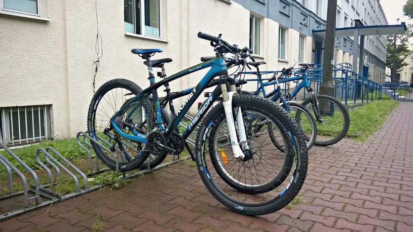 Zaparkowany przed redakcją Monsun zdecydowanie wyróżniał się spośród "cywilnych" rowerów /Michał Ostasz /INTERIA.PL