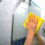 Zaparowane lustro? Posmaruj je tym tanim produktem i zapomnij o problemie