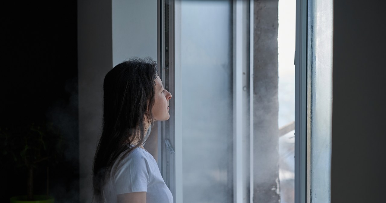 Zaparowane okna to częsty problem w sezonie grzewczym. Co zrobić, by pozbyć się nadmiaru wilgoci z mieszkania? /Pixel