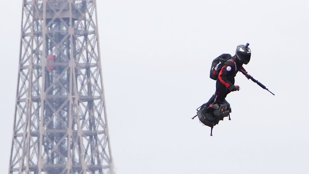 Zapata wzbudził zaciekawienie na całym świecie, gdy 14 lipca jako "latający żołnierz" frunął na Flyboardzie Air nad Paryżem podczas defilady wojskowej /IAN LANGSDON /PAP/EPA