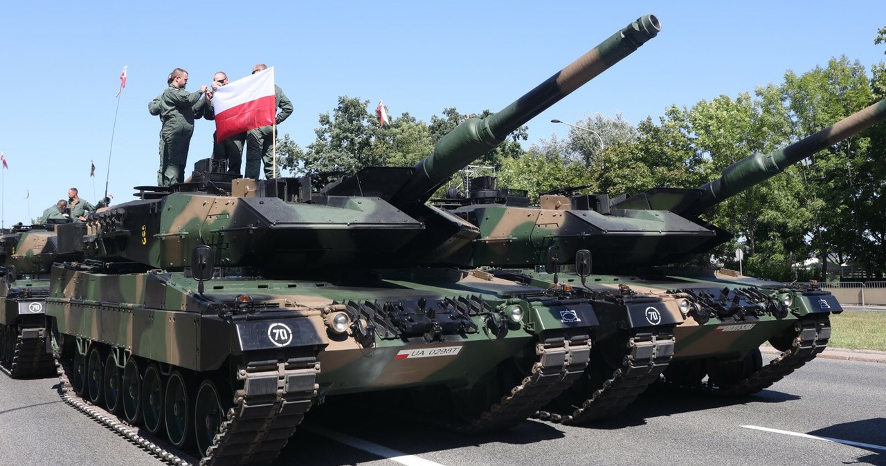 Zapewne wiele osób w trakcie wojskowej defilady zastanawiało się, ile pali czołg. /Tomasz Jastrzebowski/REPORTER /East News