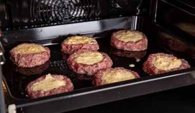 Zapiekane kotlety mielone z niespodzianką. U mnie w domu to hit, zrobię na Wszystkich Świętych 