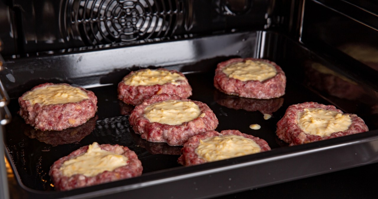 Zapiekane kotlety mielone z niespodzianką. /Volodymyr Shcherbak /123RF/PICSEL