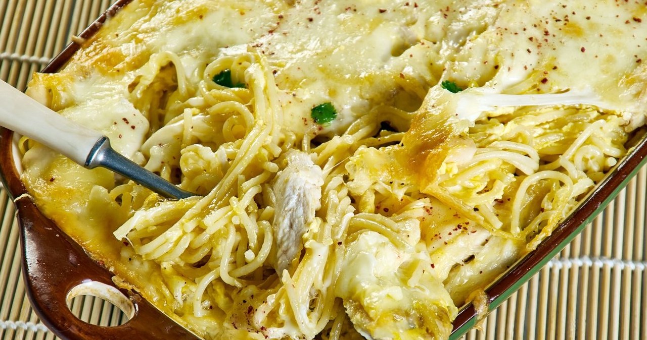 Zapiekane spaghetti z sosem serowym i kurczakiem to rewelacyjny pomysł na pyszny obiad. /Mycko Alezander /Canva Pro