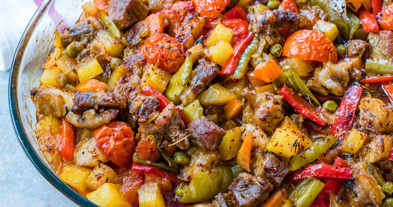Zapiekanka kebab to połączenie soczystego mięsa i kompozycji warzyw /alpaksoy /123RF/PICSEL