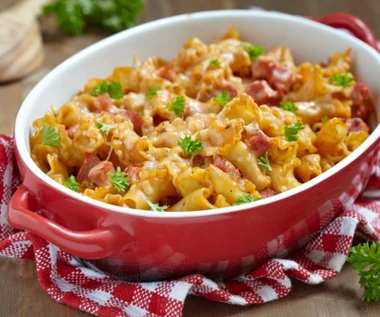 Zapiekanka makaronowa z podwójną porcją mięsa. Sycący obiad dla całej rodziny