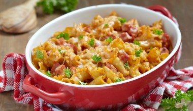 Zapiekanka makaronowa z podwójną porcją mięsa. Sycący obiad dla całej rodziny