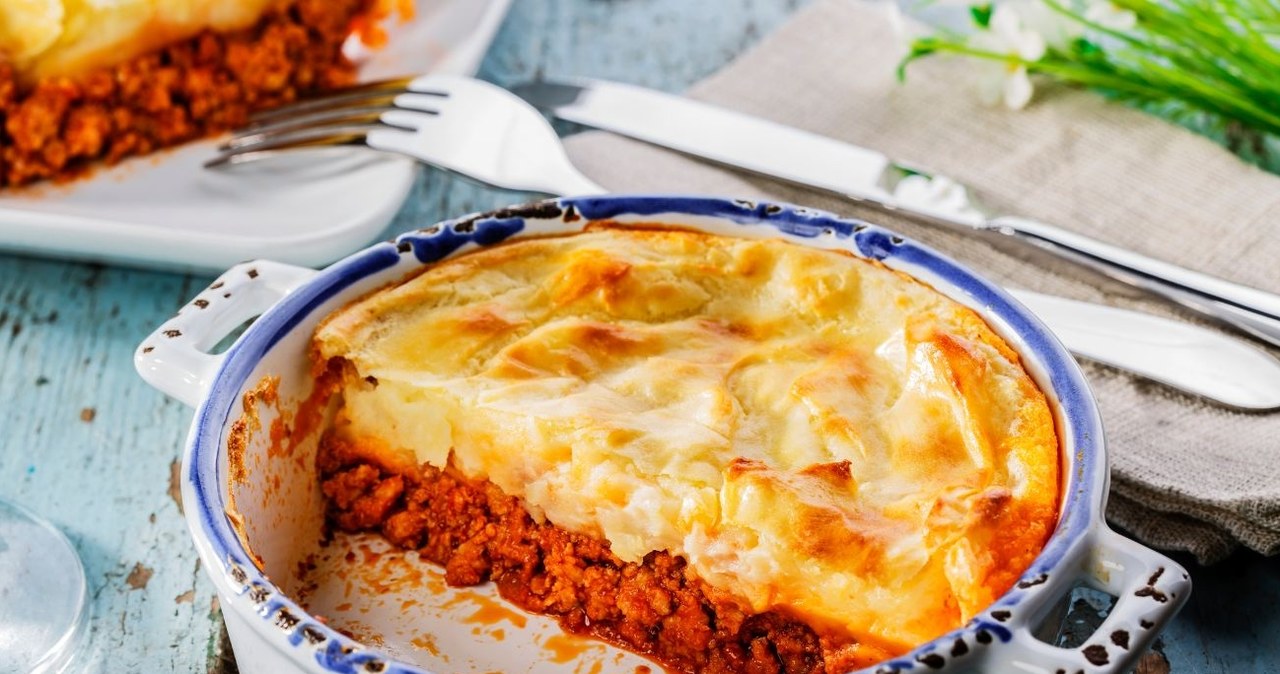 Zapiekanka z mięsem mielonym to proste i szybkie do wykonania danie. /mikafotostok /Canva Pro