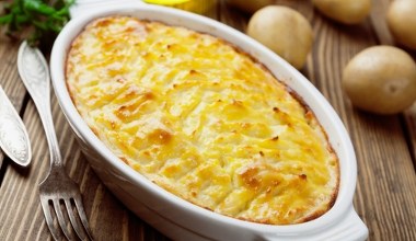 Zapiekanka ziemniaczana, która zawsze się udaje. Dzięki temu składnikowi ma więcej smaku