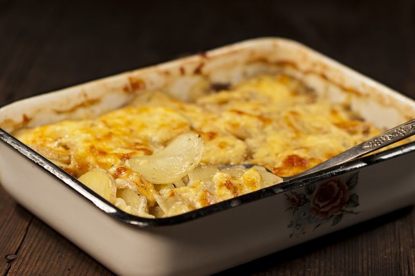 Zapiekanka ziemniaczana to świetny pomysł na kolację /123RF/PICSEL
