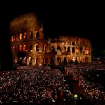 Zapierająca dech w piersiach droga krzyżowa w Koloseum