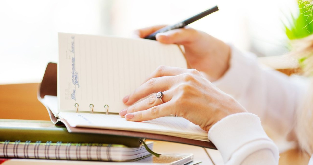 Zapisanie postanowień noworocznych to sprawdzony sposób, aby zwiększyć szanse na ich dotrzymanie. /osons /123RF/PICSEL