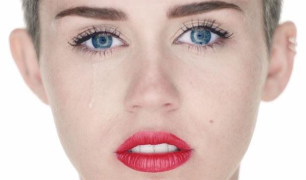 Zapłakana Miley Cyrus w "Wrecking Ball" /