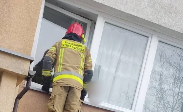 Zapłakany 5-latek w oknie. Chłopiec był sam, rodzice poszli do pracy