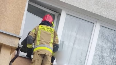 Zapłakany 5-latek w oknie. Chłopiec był sam, rodzice poszli do pracy