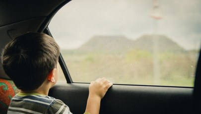 Zapłakany 6-latek w bmw przed dyskoteką. Ojciec zostawił go na noc 