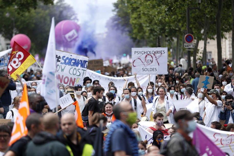 Zaplanowano 220 wieców w ramach narodowego dnia protestu zorganizowanego przez działaczy ze związków zawodowych /YOAN VALAT  /PAP/EPA