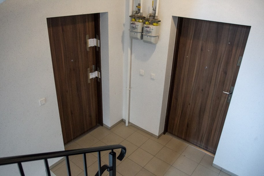 Zaplombowane mieszkanie w Rawiczu. Policja znalazła trzy płody zamknięte w słoikach /Maciej Kulczyński /PAP