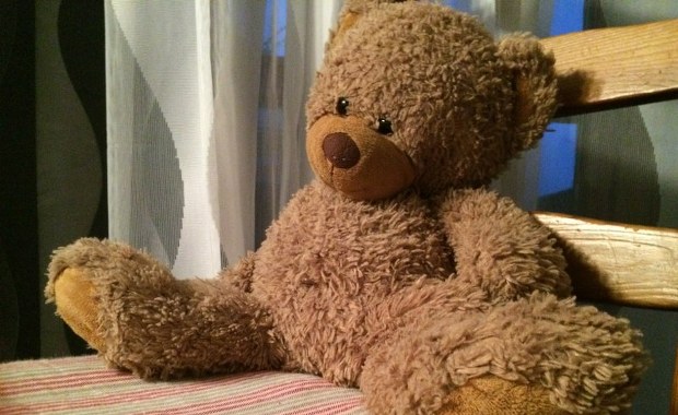 Zapomniał, że zostawił 3-letnią wnuczkę w mieszkaniu. Zaalarmował policję