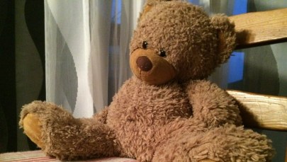 Zapomniał, że zostawił 3-letnią wnuczkę w mieszkaniu. Zaalarmował policję