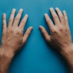 Zapomniałeś rękawiczek? Suche dłonie uratuj ziołową kąpielą w kilka minut