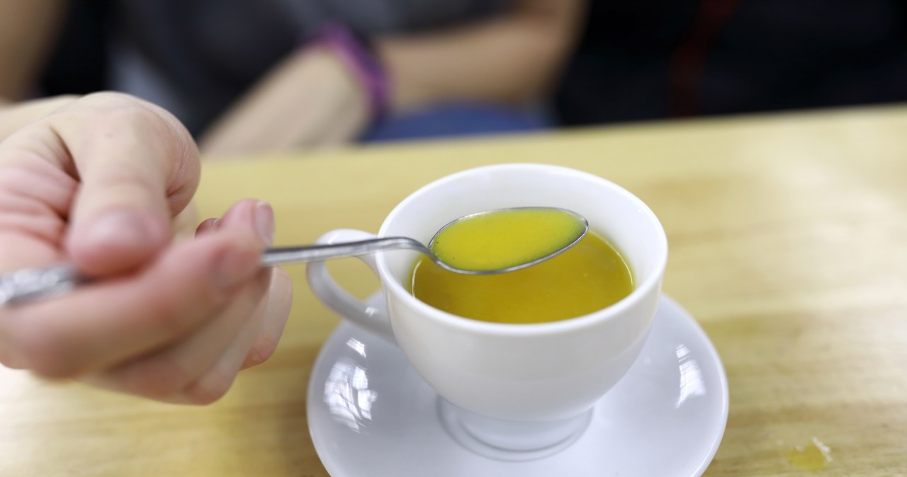 Zapomniany eliksir na odporność bazuje na occie jabłkowym i miodzie. Jakie posiada właściwości? /123RF/PICSEL