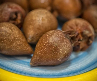 Zapomniany owoc, który kiedyś jedzono głównie zimą. Pomaga na problemy z żołądkiem, choroby serca i kamienie w nerkach 