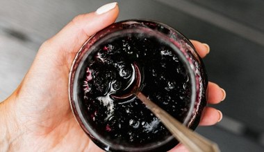 Zapomniany owoc z polskich krzewów, który ma większą moc od aronii. Jedz na odporność i zdrowe serce 