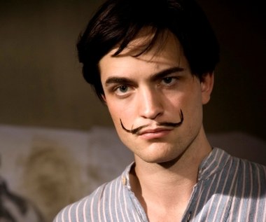 Zapomnianym epizodem filmografii Pattinsona pozostaje rola w filmie Paula Marrisona "Popiołki", w którym aktor zagrał hiszpańskiego malarza Salvadora Dalego.Obraz koncentrował się na zażyłości Dalego z poeta Federico Garcia Lorką i filmowcem Luisem Bunuelem.