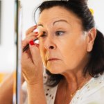 Zapomnij o czarnej kredce i eyelinerze. To odmładza oczy i dodaje świeżości