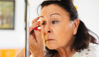 Zapomnij o czarnej kredce i eyelinerze. To odmładza oczy i dodaje świeżości