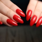 Zapomnij o czerwonych paznokciach. To najlepszy manicure na święta
