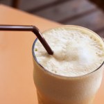 Zapomnij o drogiej kawie mrożonej z kawiarni. Wstrząśnij trzy składniki w słoiku i uzyskaj idealną piankę