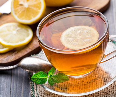 Zapomnij o herbacie z cytryną na przeziębienie! To najgorsze połączenie