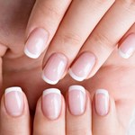 Zapomnij o klasycznych wzorach. Do głosu dochodzą "coquette nails". Manicurzystki je uwielbiają