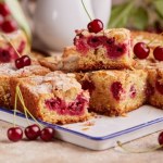 Zapomnij o klasycznym brownie. Ciasto blondie z wiśniami rozpływa się w ustach